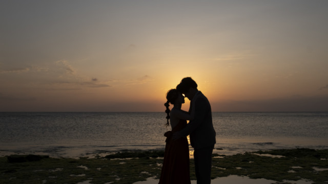 沖縄フォトウェディング(サンセット)(ビーチ)(カラードレス)