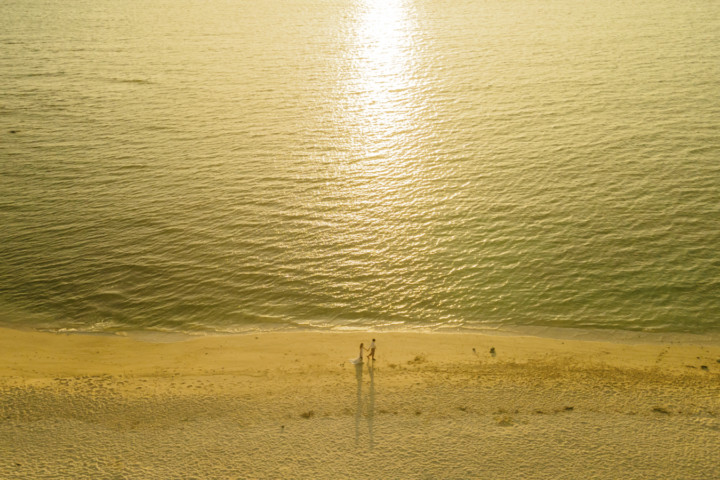 沖縄フォトウェディングサンセット撮影、ドローン空撮